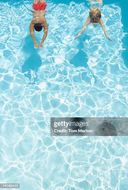 couple swimming in pool - hot wife stockfoto's en -beelden