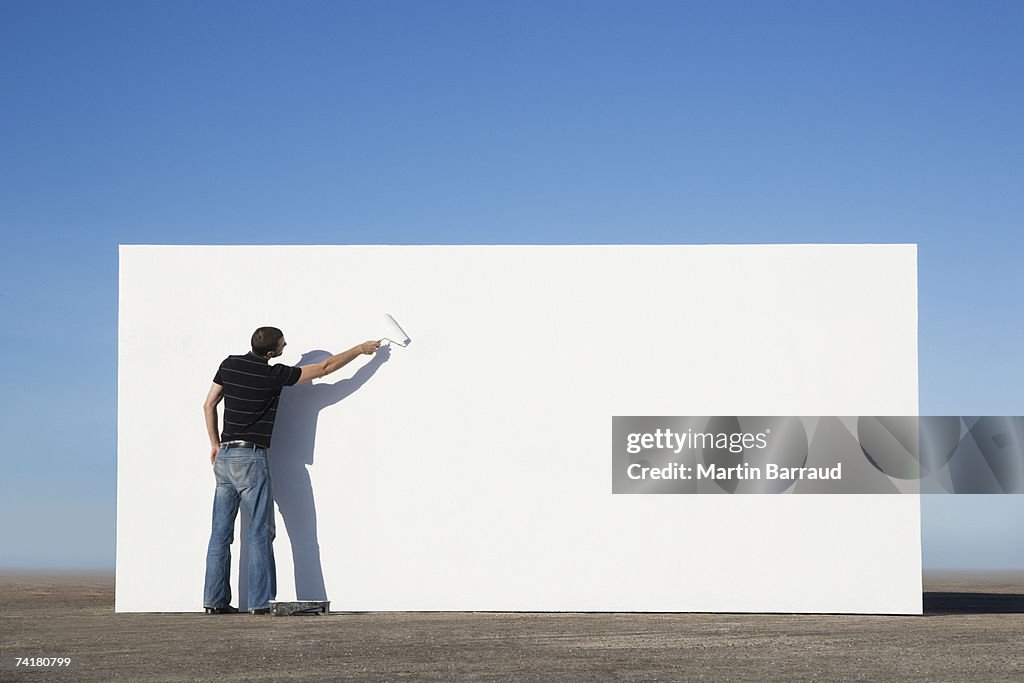 Hombre pintura de pared al aire libre