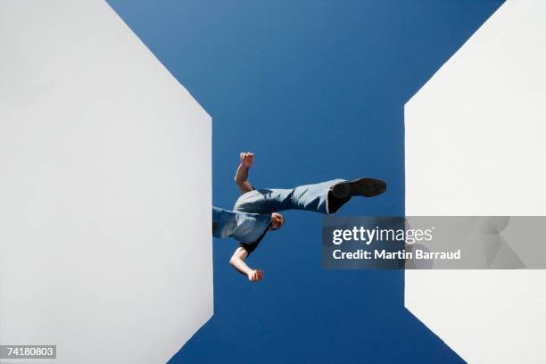 low angle view of man walking across high gap outdoors - 概念 個照片及圖片檔