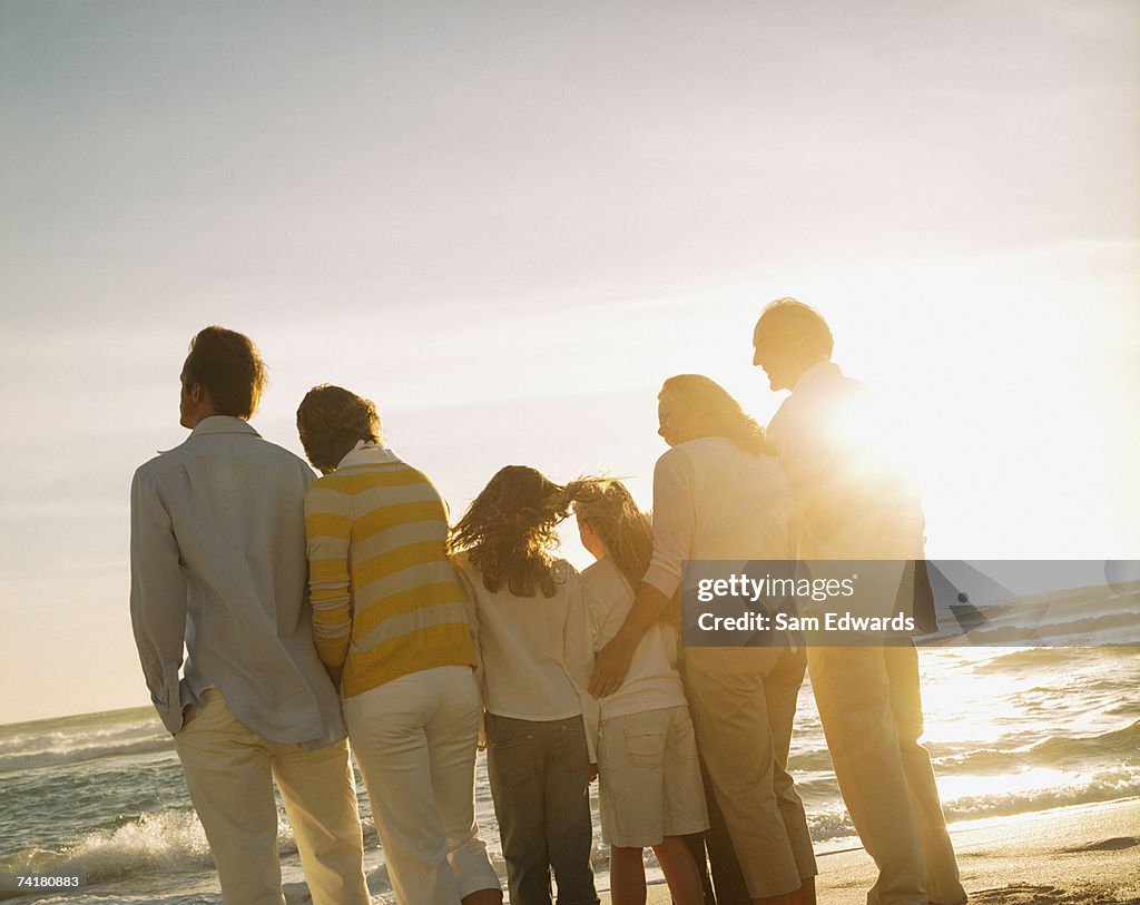 Multigenerational Retrato de familia al aire libre en la puesta