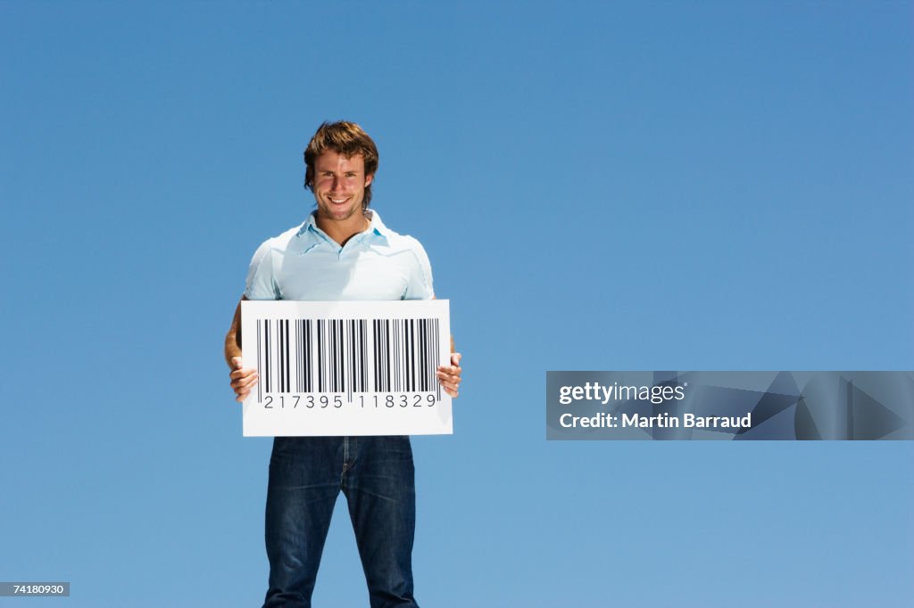 Homem ao ar livre segurando a prova de compra de