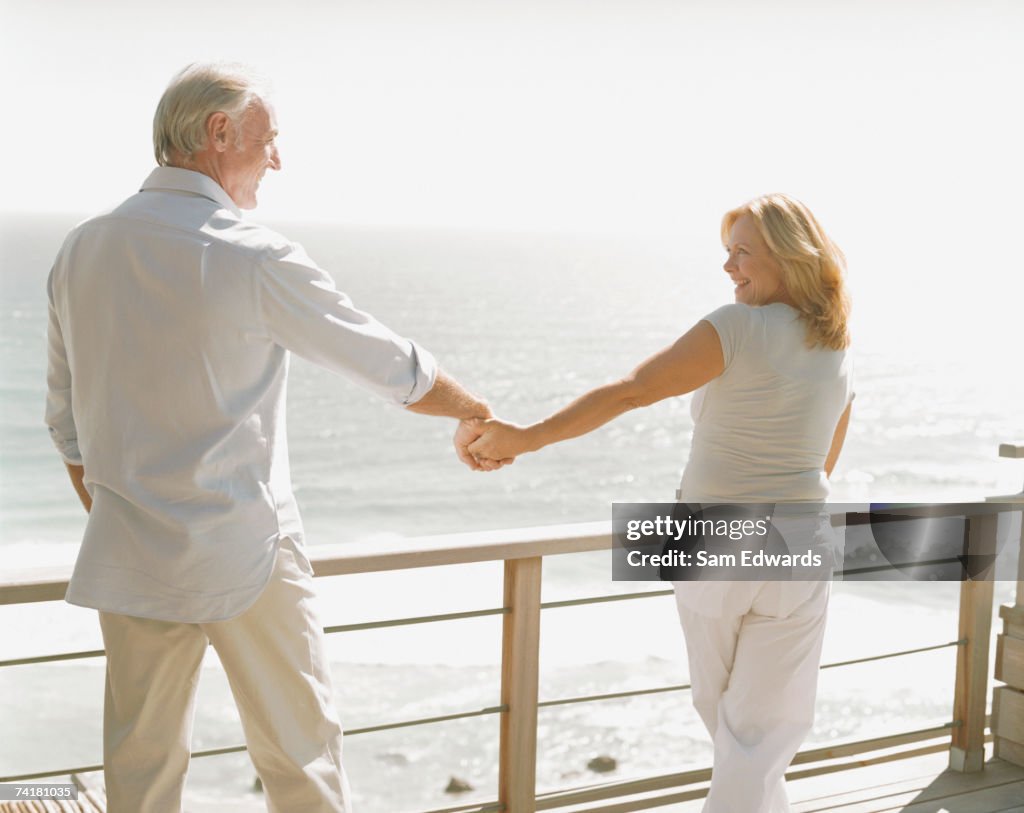 Casal de mãos dadas ao ar livre