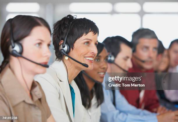 geschäftsleute im gespräch mit translation - übersetzung stock-fotos und bilder