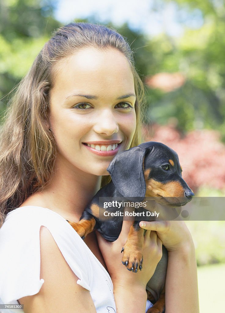 Adolescente ragazza con Cucciolo cane