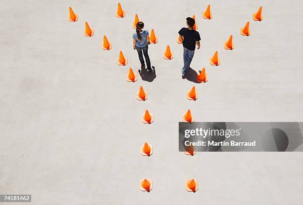 homme et femme de cônes de signalisation de mouvement des épaules - divorce photos et images de collection