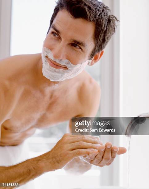 uomo di rasatura - shaving foto e immagini stock