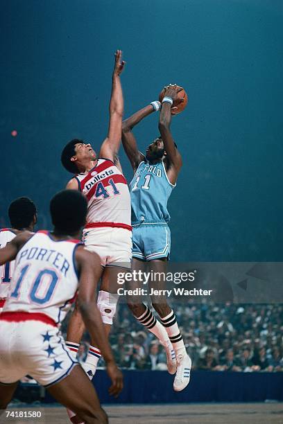 Bob McAdoo of the Buffalo Braves shoots a jump shot against the Washington Bullets during a 1975 NBA game in Washington, D.C. NOTE TO USER: User...