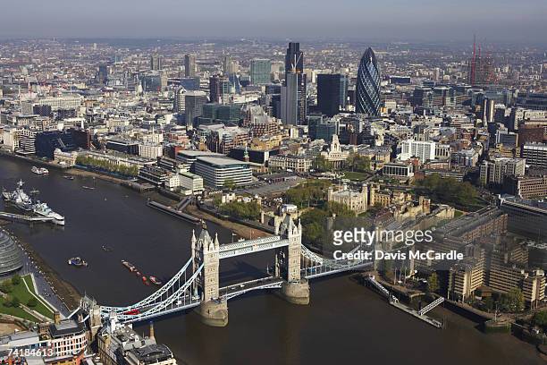 aerial view of london looking with the thamesand tower bridge in the foreground and the financial district in the background - torre de londres fotografías e imágenes de stock