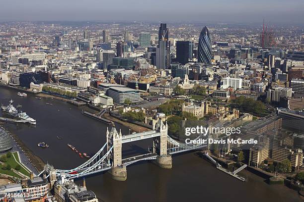 aerial view of london looking with the thamesand tower bridge in the foreground and the financial district in the background - wt1 foto e immagini stock