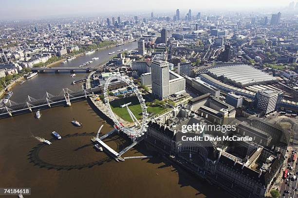 aerial view of london showing london eye on the river thames and waterloo railway station - gare de waterloo photos et images de collection