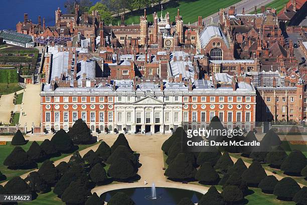 aerial view of hampton court in london, england - richmond upon thames stockfoto's en -beelden