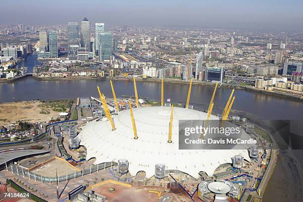 "aerial view of the millennium dome and canary wharf in london, england" - wt1 foto e immagini stock