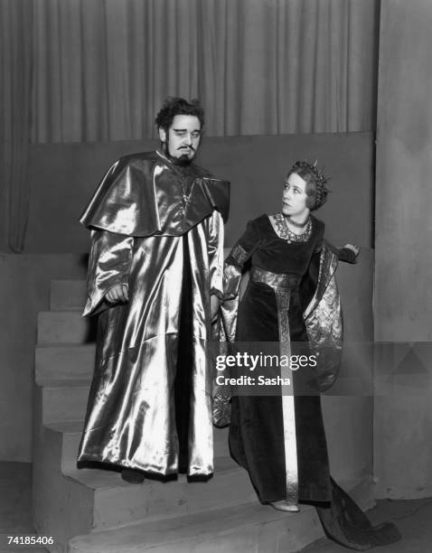 Charles Laughton and Flora Robson star in an Old Vic production of Shakespeare's 'Macbeth', 3rd April 1934. The play was produced by Tyrone Guthrie...