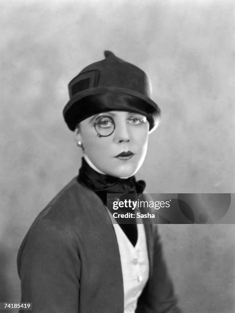 British actress Edna Best as Fay Collen in the play 'Spring Cleaning' at St Martins Theatre, London, 1925.
