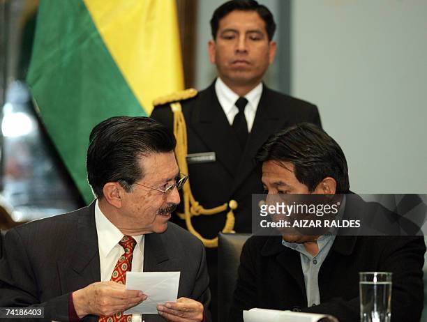 Martin Almada , activista paraguayo por los derechos humanos, conversa con David Choquehuanca, canciller de Bolivia, el 18 de mayo de 2007 en La Paz....