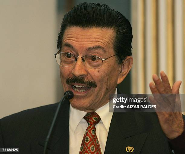 Martin Almada, activista paraguayo por los derechos humanos, discursa durante un acto el 18 de mayo de 2007 en La Paz. Almada, quien en 1992...