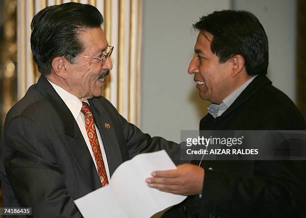 Martin Almada activista paraguayo por los derechos humanos, saluda a David Choquehuanca, canciller de Bolivia el 18 de mayo de 2007 en La Paz....