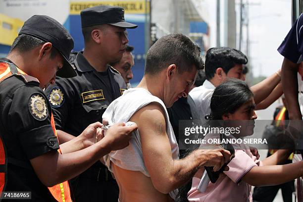 Agentes de la Policia Nacional Civil registran a pasajeros del transporte urbano durante un operativo antimaras al norte de Ciudad de Guatemala, el...