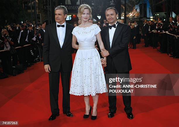 Russian actor Konstantin Lavronenko, Swedish actress Maria Bonnevie and Russian director Andrei Zviaguintsev pose 18 May 2007 as they arrive at the...