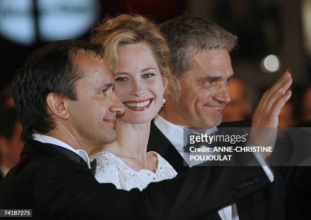 Russian director Andrei Zviaguintsev waves to the crowd 18 May 2007 next to Swedish actress Maria Bonnevie and Russian actor Konstantin Lavronenko as...