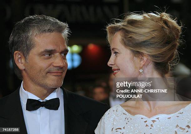 Russian actor Konstantin Lavronenko and Swedish actress Maria Bonnevie look at each other 18 May 2007 as they arrive at the Festival Palace in...