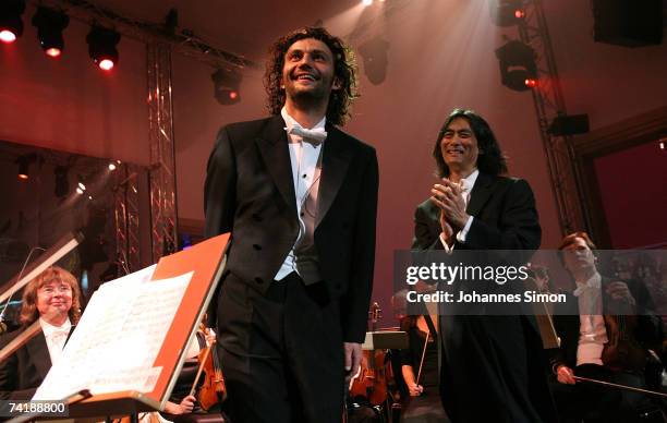 Opera singer Jonas Kaufmann is applauded by conductor Kent Nagano after performing during the Ball der Kuenste at Haus der Kunst on May 18, 2007 in...