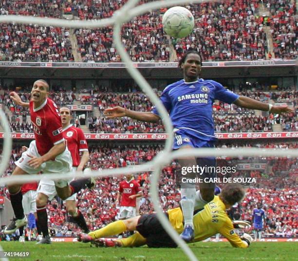 London, UNITED KINGDOM: Chelsea's Didier Drogba puts the ball past Manchester United's goalkeeper Edwin Van Der Sar to win 1-0 at Wembley Stadium in...