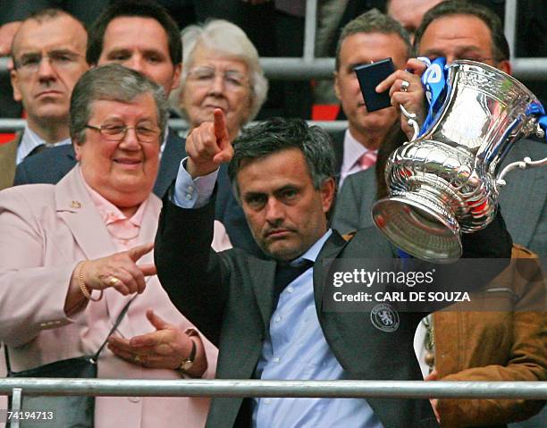 London, UNITED KINGDOM: Chelsea's manager Jose Mourinho lifts the FA Cup after Chelsea beat Manchester United 1-0 at Wembley Stadium in London, 19...