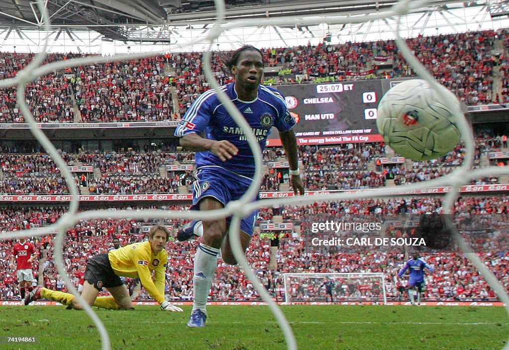 Chelsea's Didier Drogba (C) puts the bal...