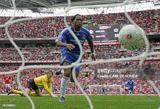 London, UNITED KINGDOM: Chelsea's Didier Drogba puts the ball past Manchester United's goalkeeper Edwin Van Der Sar to win 1-0 at Wembley Stadium in...