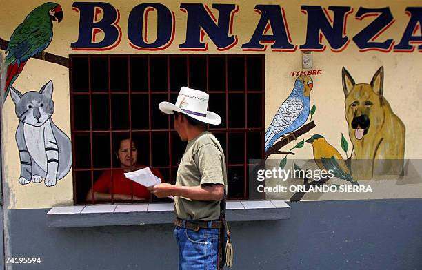 Un indigena distribuye propaganda de Rigoberta Menchu, Premio Nobel de la Paz 1992 y candidata a la presidencia por el partido Encuentro por...