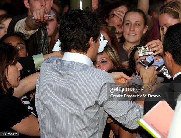 Actor Orlando Bloom signs autographs at the premiere of Walt Disney's "Pirates Of The Caribbean: At World's End" held at Disneyland on May 19, 2007...