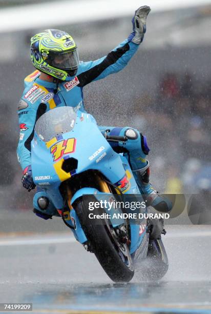 Australian MotoGP rider Chris Vermeulen celebrates on his Suzuki after winning the French Grand Prix Suzuki, 20 May 2007 on Le Mans racetrack....