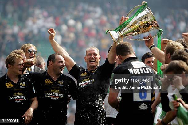 Captain Lawrence Dallaglio of London Wasps celebrates with his team mates after winning the Heineken Cup Final between Leicester Tigers and London...