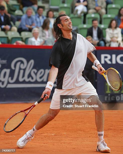 Sergi Bruguera of Spain shares a lighter moment during his finals match against Thomas Muster of Austria during BlackRock Tennis Classic 2007 at...