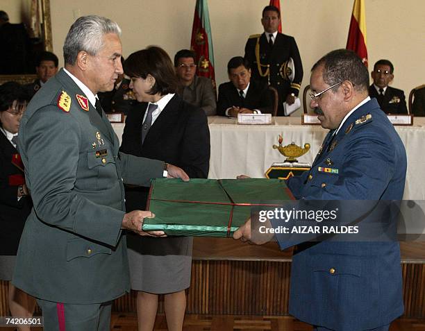 Freddy Bersatty , comandante del ejercito de Bolivia entrega un presente al general de division Jose Angel Arevalo, director del Instituto de Altos...