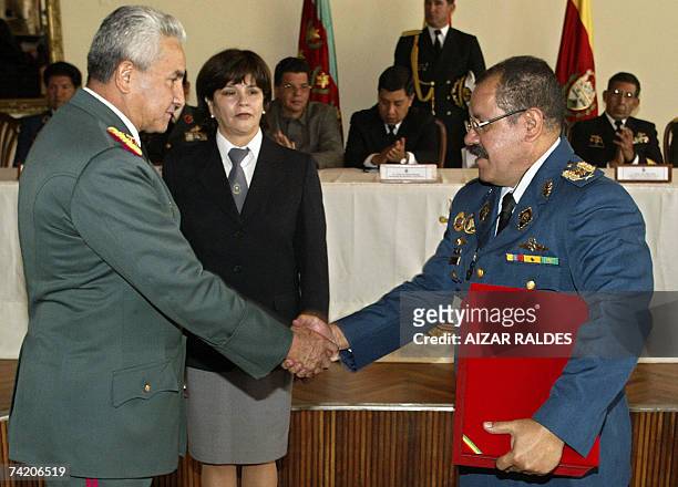 Freddy Bersatty , comandante del ejercito de Bolivia y el general de division Jose Angel Arevalo, director del Instituto de Altos Estudios de la...