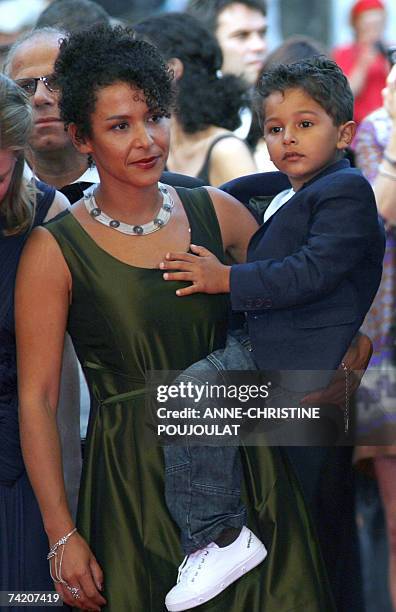 French journalist and writer Mariane Pearl arrives 21 May 2007 with her son Adam at the Festival Palace in Cannes, southern France, for the screening...