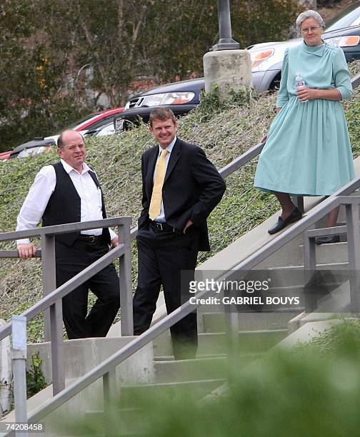 Malibu, UNITED STATES: US Cyclist Floyd Landis talks with his father Paul and his mother Arlene during the lunch break 21 May 2007 in the arbitration...