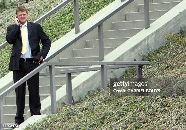 Malibu, UNITED STATES: US Cyclist Floyd Landis gives a call on his cell phone during the lunch break 21 May 2007 in the arbitration hearing of the...