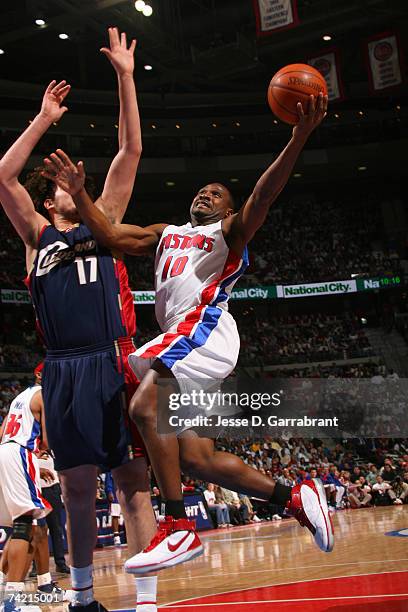 Lindsey Hunter of the Detroit Pistons shoots against the Cleveland Cavaliers in Game One of the Eastern Conference Finals during the 2007 NBA...