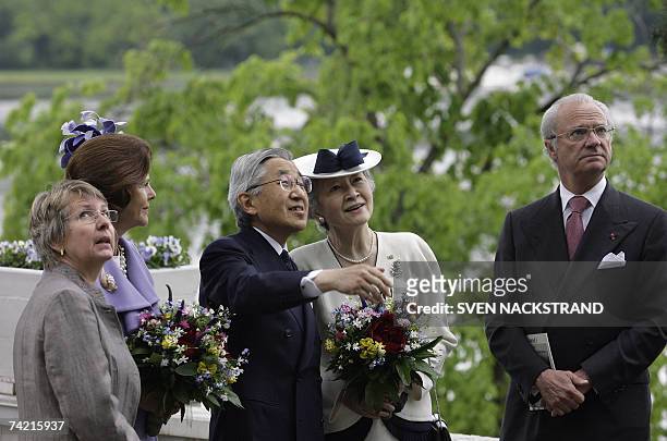Japanese Emperor Akihito and Empress Michiko visit with Sweden's King Carl XVI Gustaf and Queen Silvia 22 May 2007 the Bergianska Botanic Garden in...