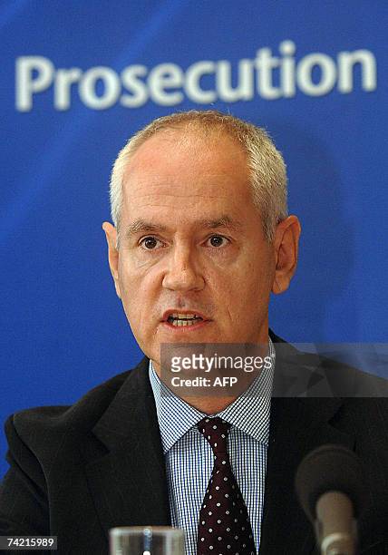 London, UNITED KINGDOM: Crown Prosecution Service chief Sir Ken Macdonald makes a statement in London, 22 May 2007, on the case of former Russian...