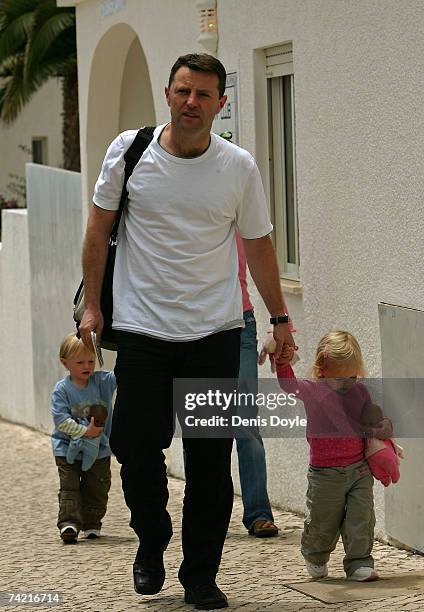 Gerry McCann, the father of the missing British girl Madeleine, walks back to his apartment with his daughter Amelie on May 22, 2007 in Praia da Luz,...