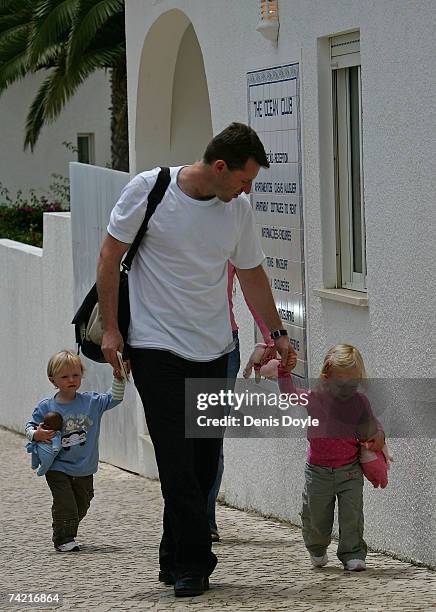 Gerry McCann, the father of the missing British girl Madeleine, walks back to his apartment with his daughter Amelie on May 22, 2007 in Praia da Luz,...