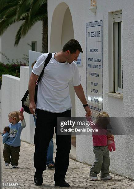 Gerry McCann, the father of the missing British girl Madeleine, walks back to his apartment with his daughter Amelie on May 22, 2007 in Praia da Luz,...