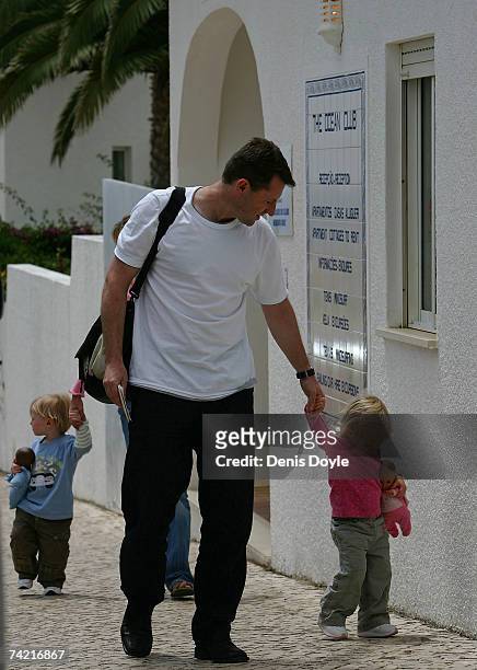Gerry McCann, the father of the missing British girl Madeleine, walks back to his apartment with his daughter Amelie on May 22, 2007 in Praia da Luz,...