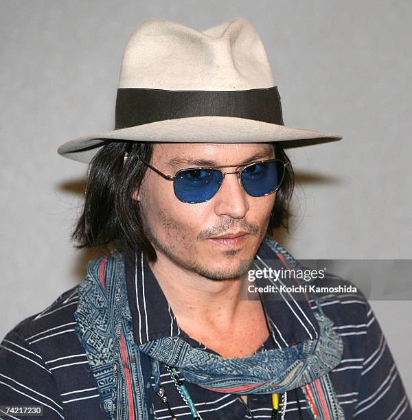 Actor Johnny Depp arrives at the Narita International Airport for the Japanese premiere of Walt Disney's "Pirates Of The Caribbean: At World's End"...