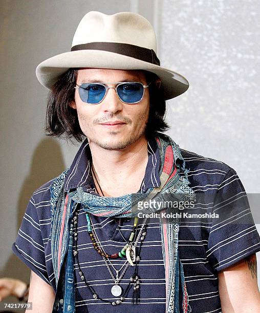 Actor Johnny Depp arrives at the Narita International Airport for the Japanese premiere of Walt Disney's "Pirates Of The Caribbean: At World's End"...