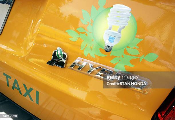 New York, UNITED STATES: Logos on the rear of a Ford Escape hybrid taxicab donated by Yahoo! are viewed at New York's City Hall, 22 May 2007, as New...